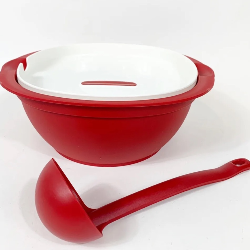 Tupperware Legacy Soup Server Bowl w/ Ladle 7 1/2 Cups